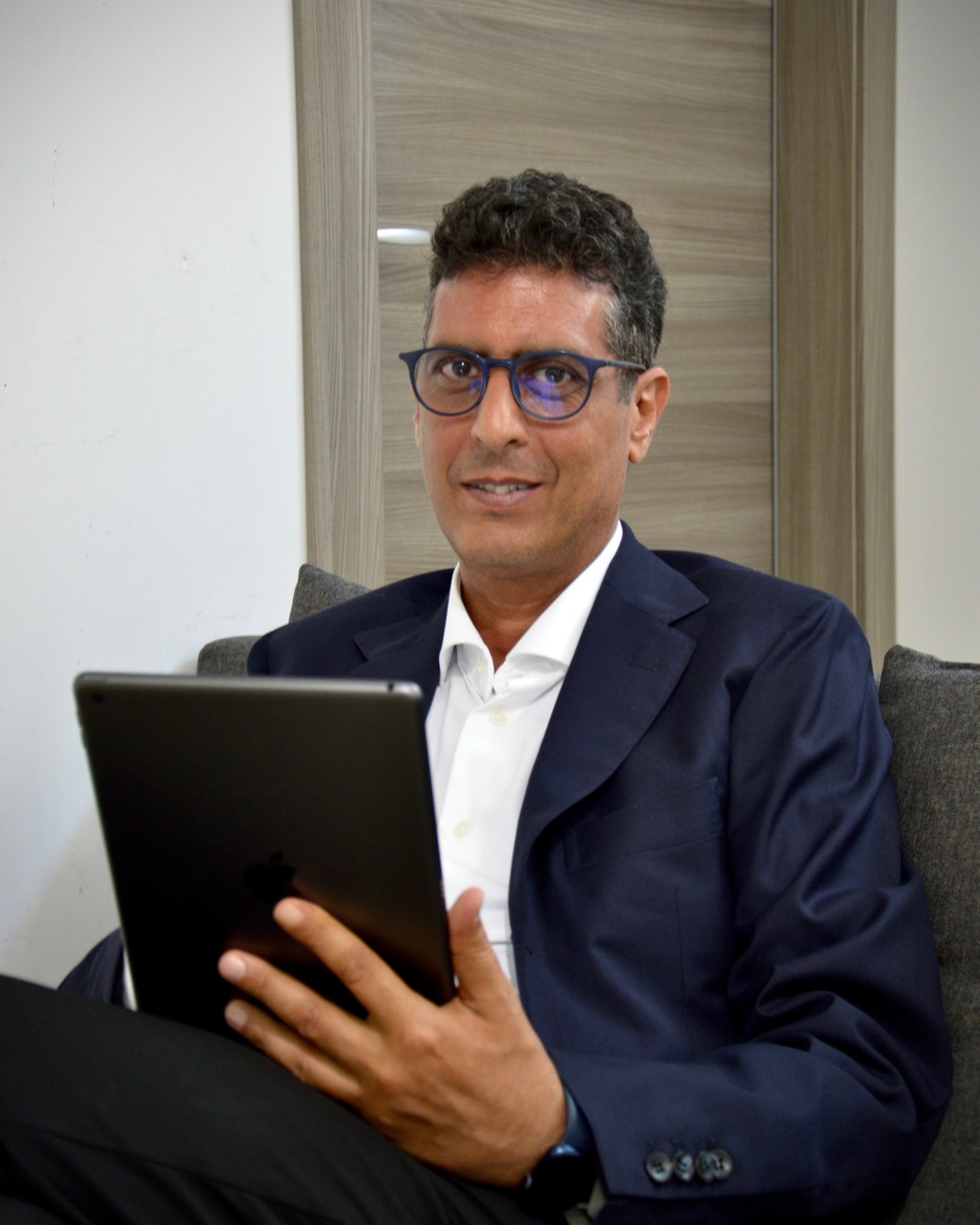 Gianluca Cricrì, mental coach, seduto con un tablet