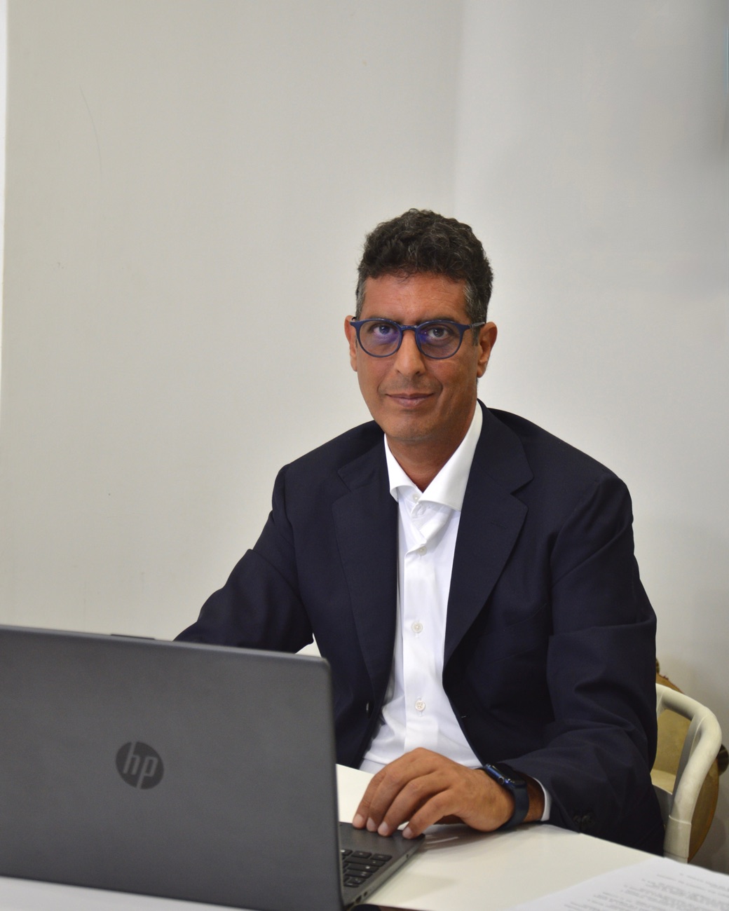 Gianluca Cricrì alla scrivania, mentre lavora al computer
